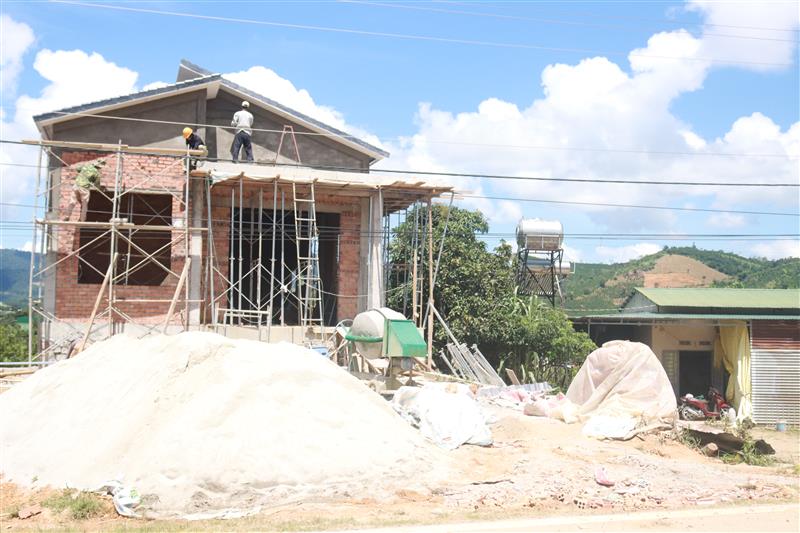 Căn nhà mới xây sắp hoàn thiện của anh Viên Văn Tiệp, xã Phi Liêng từ nguồn vốn vay nhà ở xã hội của Ngân hàng CSXH huyện.JPG