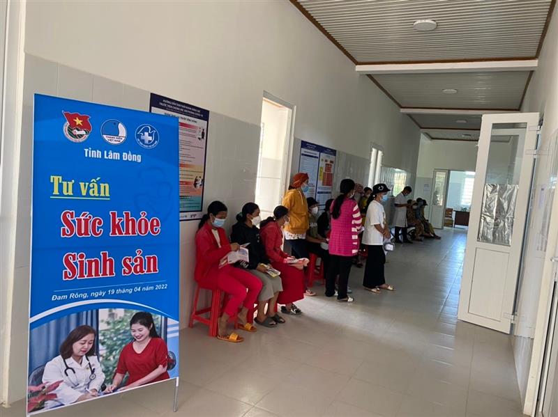 Cảnh khám sàng lọc cho phụ nữ 03 xã Đạ Long, Đạ Tông, Đạ M'Rông