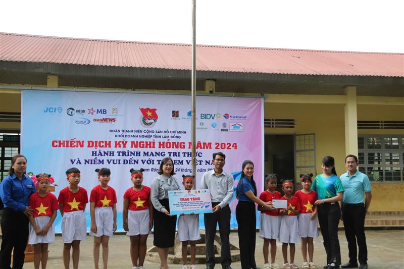 Chiến dịch kỳ nghỉ hồng tại trường Tiểu học Đạ Rsal.jpg