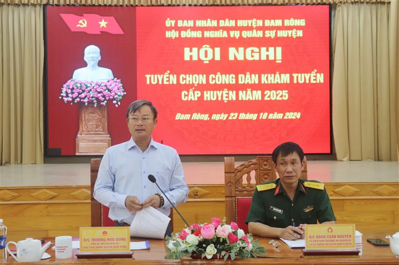 Chủ trì hội nghị.jpg