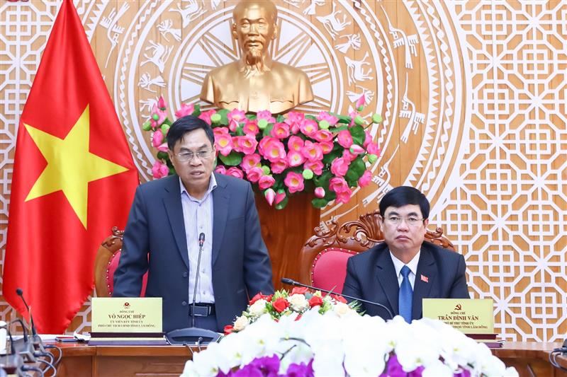 Đồng chí Trần Đình Văn - Phó Bí thư Thường trực Tỉnh ủy, Trưởng Đoàn ĐBQH tỉnh và đồng chí Võ Ngọc Hiệp - Ủy viên Ban Thường vụ Tỉnh ủy, Phó Chủ tịch UBND tỉnh chủ trì hội nghị
