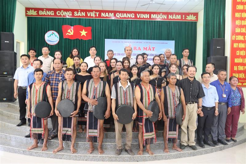 Chụp ảnh lưu niệm tại lễ ra mắt