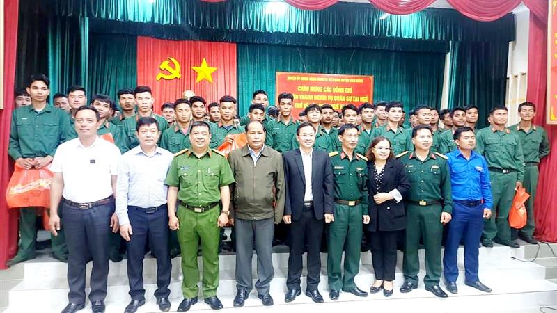 Chụp hình lưu niệm cùng 60 quân nhân xuất ngũ
