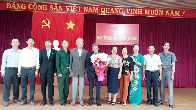 Chụp hình lưu niệm cùng đồng chí Nguyễn Thế An