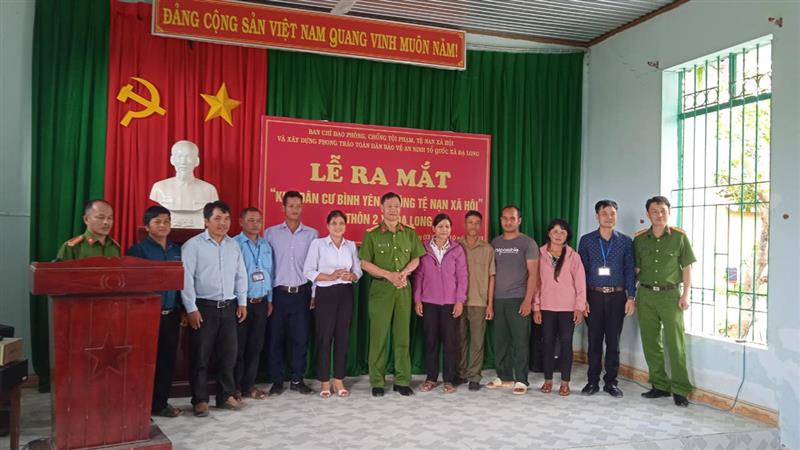 Chụp hình lưu niệm ra mắt mô hình