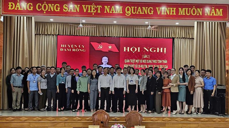 Chụp hình lưu niệm tại Hội nghị quán triệt