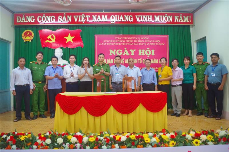 chụp hình lưu niệm tại ngày hội.jpg
