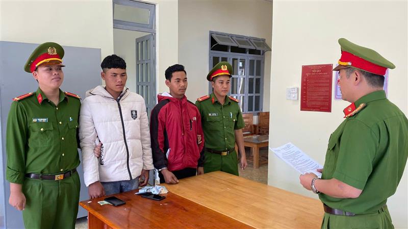 Công an huyện Đam Rông thi hành lệnh bắt tạm giam đối với 2 đối tượng “tổ chức sử dụng trái phép chất ma túy”.jpg