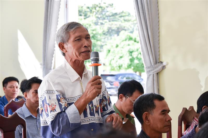 Cử tri thôn Đạ Nhinh 1 nêu ý kiến tại buổi tiếp xúc.jpg
