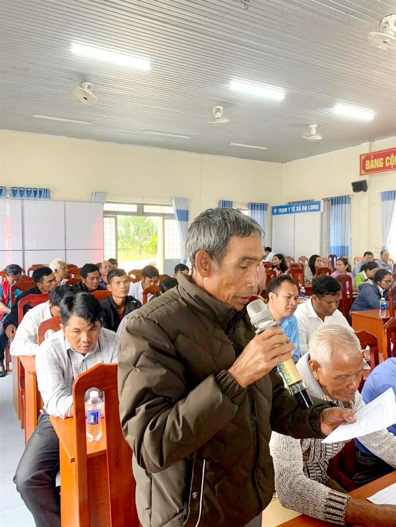 Cử tri xã Đạ Long phát biểu ý kiến tại hội nghị