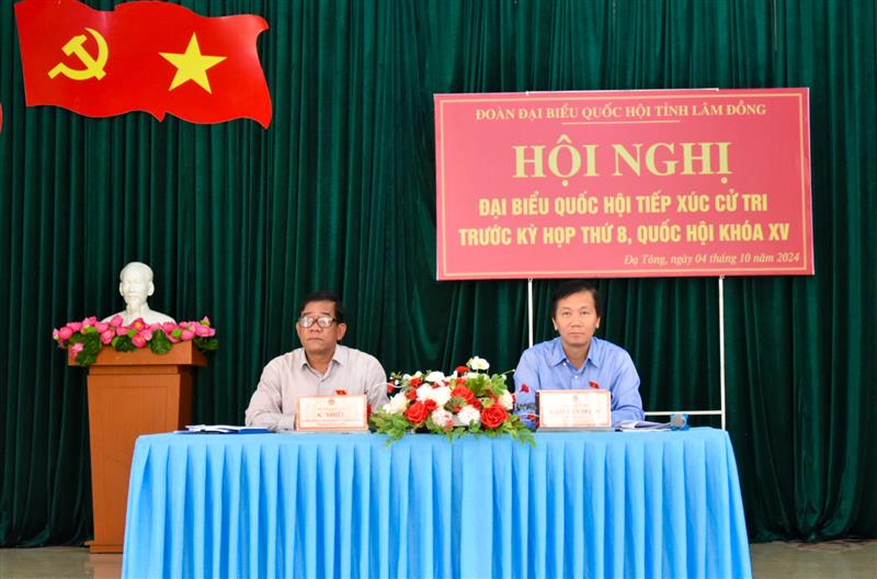 Đại biểu chủ trì buổi tiếp xúc cử tri.jpg