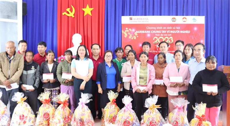 Đại diện lãnh đạo Agribank Lâm Đồng cùng lãnh đạo huyện Đam Rông trao tặng quà tết cho hộ nghèo