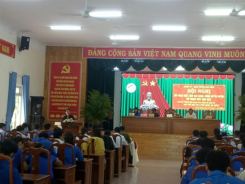 Đại diện lãnh đạo Ban Tổ chức Huyện ủy trả lời câu hỏi đối thoại cũa thanh niên liên quan công tác phát triển đảng trong đoàn viên thanh niên