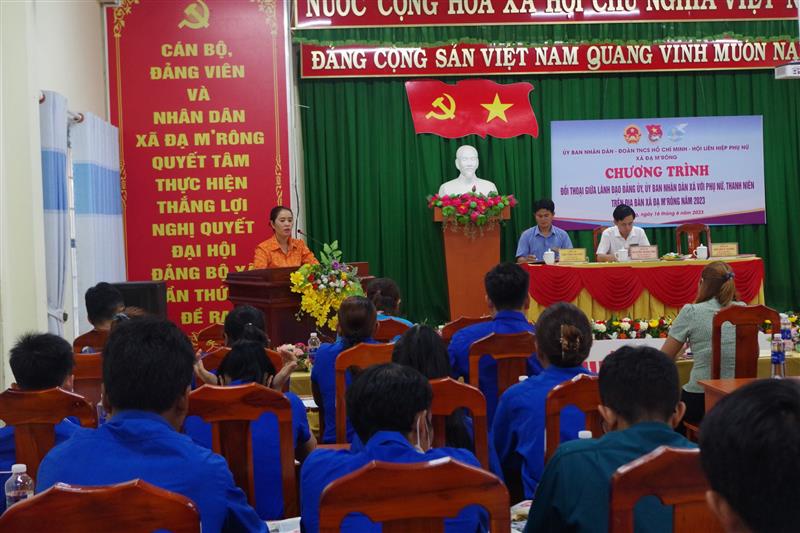 Đại diện lãnh đạo Đảng ủy xã giải đáp câu hỏi tại Chương trình