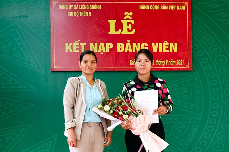 Đảng bộ xã Liêng Srônh trao quyết định kết nạp đảng viên cho đoàn viên, thanh niên, hội viên ưu tú tại khu dân cư