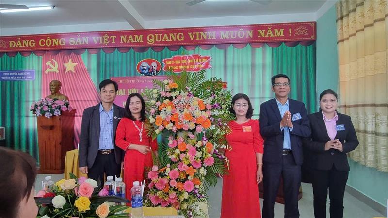 Đảng ủy xã tặng hoa chúc mừng Đại hội.jpg