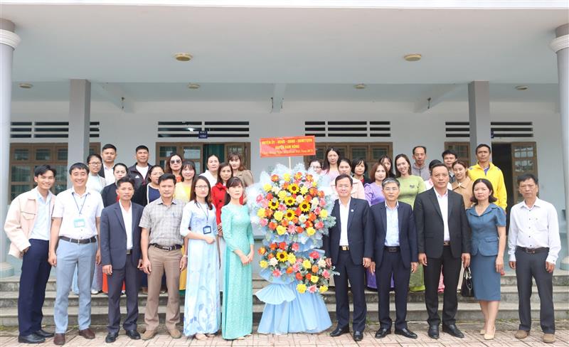 Đc Nguyễn Văn Lộc cùng Lãnh đạo các Ban xây dựng đảng và Văn phòng Huyện ủy chụp hình lưu niệm với lãnh đạo xã Phi Liêng và thầy cô giáo Trường THPT Nguyễn Chí Thanh