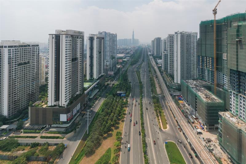 Chung cư, cao ốc dọc theo xa lộ Hà Nội và tuyến Metro số 1, tháng 2/2023.