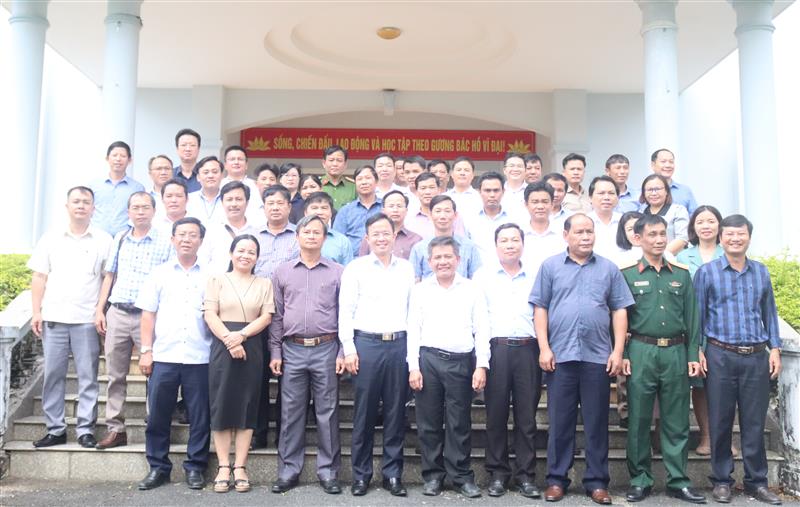 Đoàn công tác của Bắc Ái chụp ảnh lưu niệm với huyện Đam Rông
