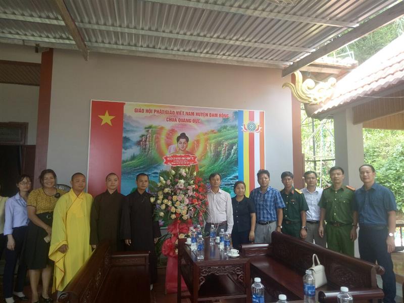 Đoàn lãnh đạo huyện thăm và chúc mừng Chùa Quang Đức, xã Đạ Rsal
