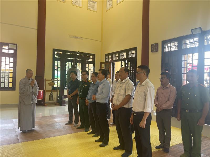 Đoàn lãnh đạo huyện thăm và chúc mừng chùa Quang Minh, xã Phi Liêng