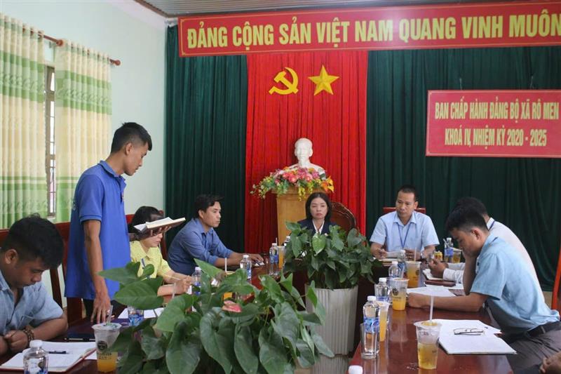 Đoàn thanh niên xã báo cáo tình hình.jpg