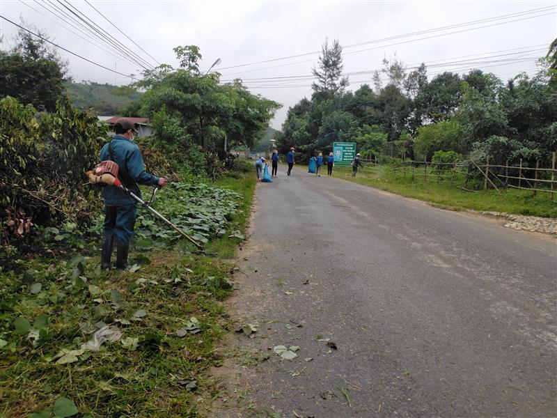 Đoàn viên thanh niên ra quân dọp dẹp vệ sinh môi trường góp phần xây dựng khu dân cư tiêu biểu thôn Liêng Trang 2, xã Đạ Tông
