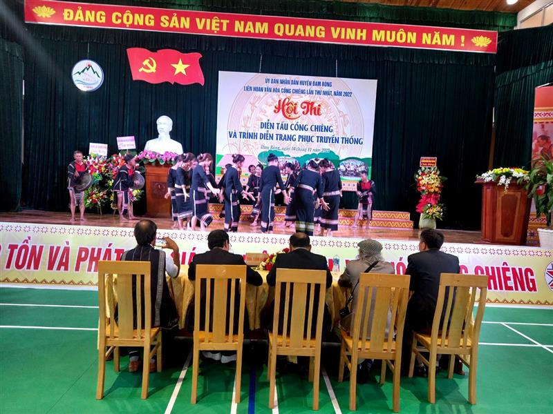 Đơn vị xã Đạ Long tham gia biểu diễn tiết mục cồng chiêng