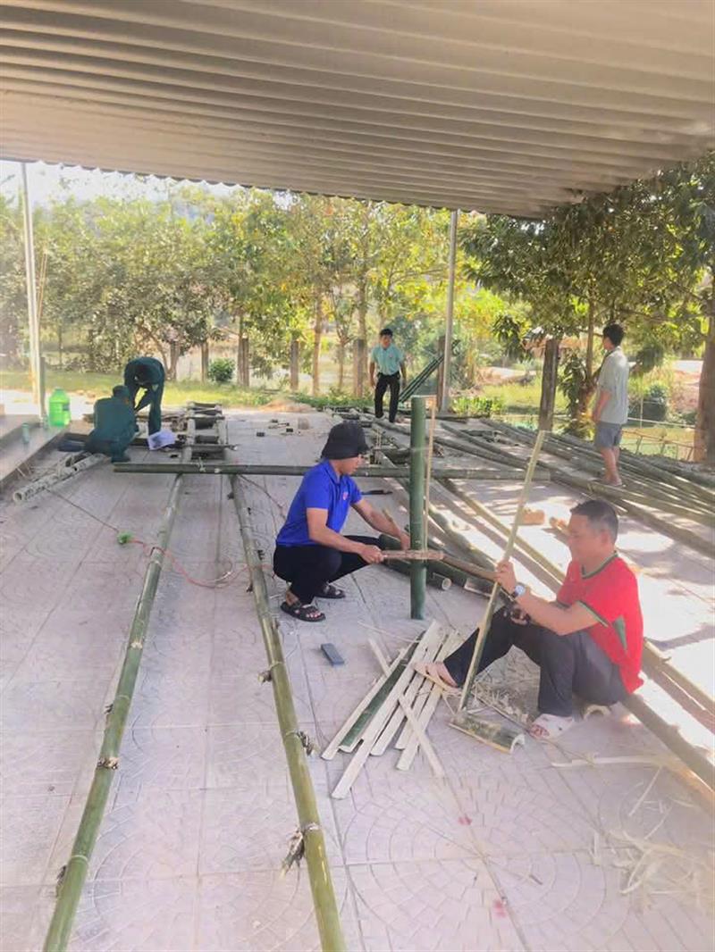 Đơn vị xã Phi Liêng đang thực hiện hạng mục cổng trại.jpg