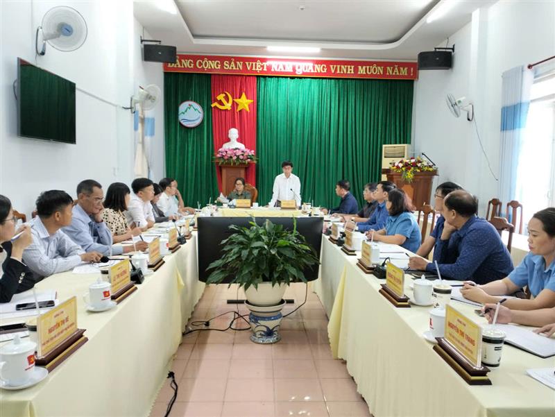 Đồng chí Bí thư Huyện ủy phát biểu chỉ đạo Hội nghị.jpg