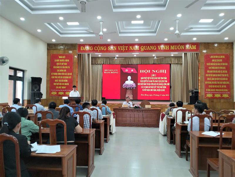 Đồng chí Bí thư Huyện ủy phát biểu kết luận Hội nghị
