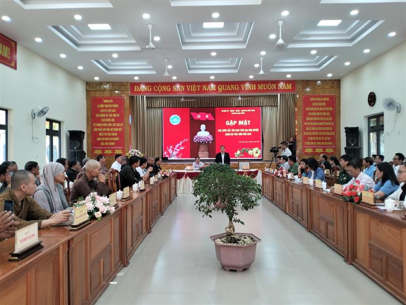 Đồng chí Bí thư Huyện ủy phát biểu tại buổi gặp mặt