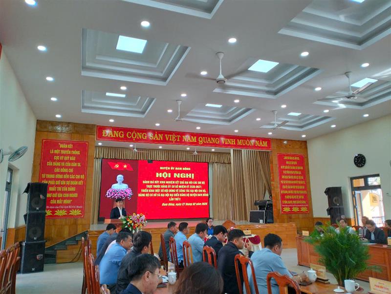 Đồng chí Bí thư Huyện ủy phát biểu tại Hội nghị.jpg
