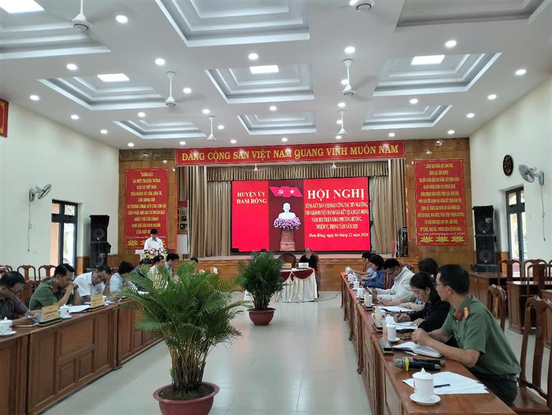 Đồng chí Bí thư Huyện ủy phát biểu tại Hội nghị.jpg
