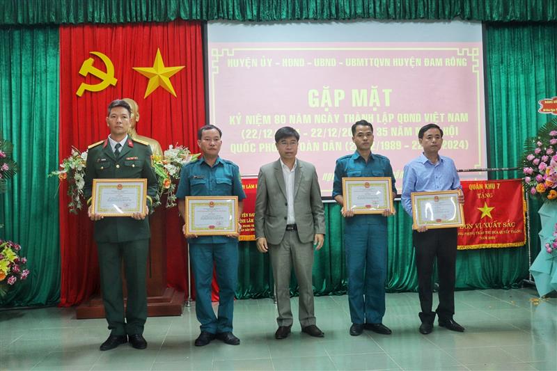Đồng chí Bí thư Huyện ủy trao khen thưởng tại buổi gặp mặt.jpg