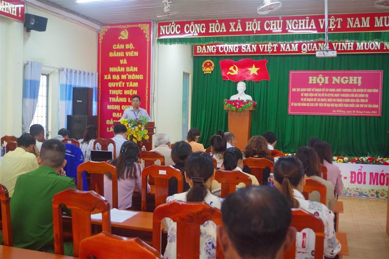 đồng chí Bon Krong Ha Nỗ - Phó Bí thư Đảng uỷ xã đã triển khai quán triệt Kế hoạch số 187 tại hội nghị.jpg