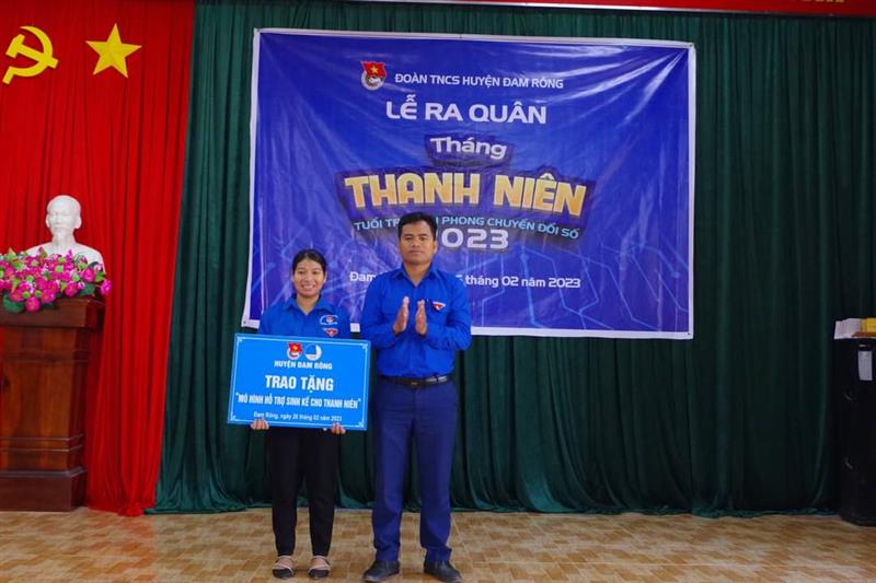 Đồng chí Bon Krong Ha Nỗ - Phó Bí thư Huyện đoàn trao tặng mô hình hỗ trợ sinh kế cho thanh niên