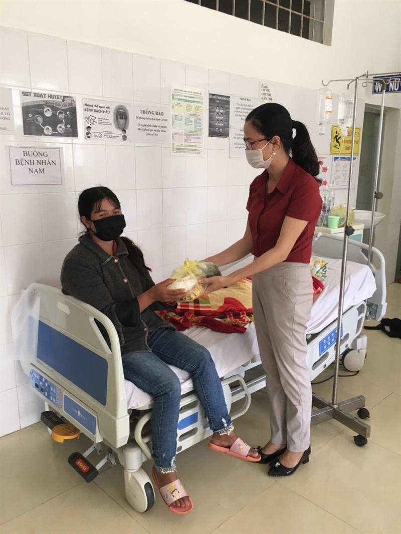 Đồng chí Chủ tịch Hội chữ thập đỏ huyện phát cơm cho bệnh nhân nghèo đang điểu trị tại Trung tâm Y tế huyện 