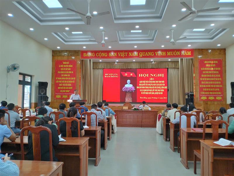 Đồng chí Chủ tịch UBND huyện phát biểu tại Hội nghị