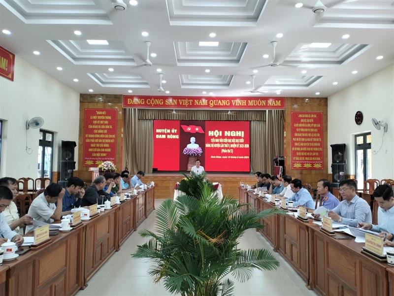Đồng chí chủ trì phát biểu tại Hội nghị.jpg