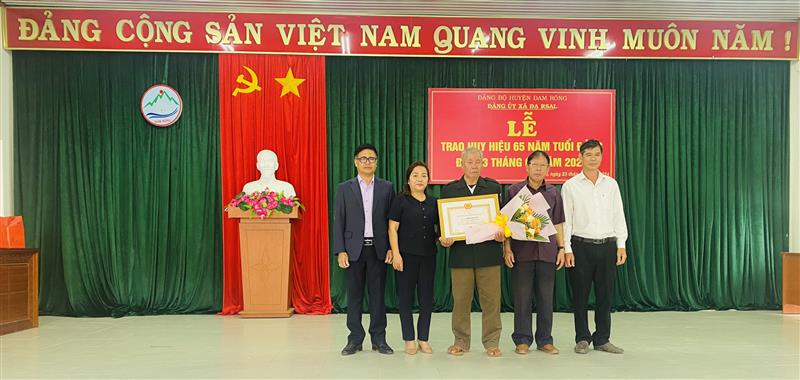 Đồng chí Đa Cắt K' Hương cùng các đồng chí lãnh đạo huyện, đảng ủy xã Đạ Rsal chụp hình lưu niệm cùng đồng chí Viêm