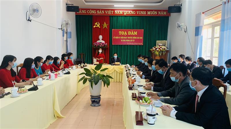 Đồng chí Đa Cắt K'Hương - Phó Bí thư Thường trực Huyện ủy, Thủ trưởng cơ quan Huyện ủy phát biểu tại buổi tọa đàm