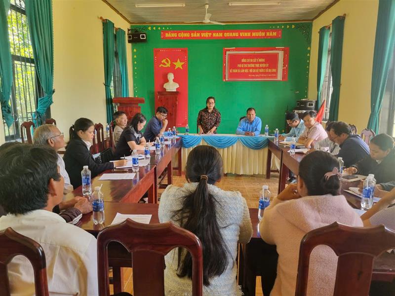 Đồng chí Đa Cắt K'Hương - Phó Bí thư Thường trực Huyện ủy thăm và làm việc với chi bộ, đảng viên thôn 3, xã Đạ Long.jpg