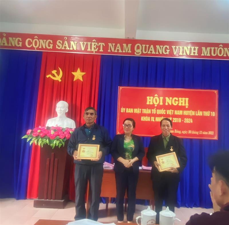 Đồng chí Đa Cắt K' Hương trao kỷ niệm chương Vì sự nghiệp đại đoàn kết dân tộc cho 2 cá nhân