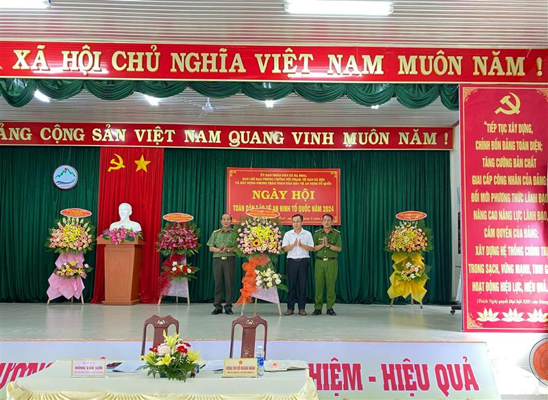 Đồng chí Đại tá Lê Hồng Phong- Tỉnh ủy viên, Phó Bí thư Đảng ủy, Phó Giám đốc Công an tỉnh tặng hoa chúc mừng ngày hội.jpg