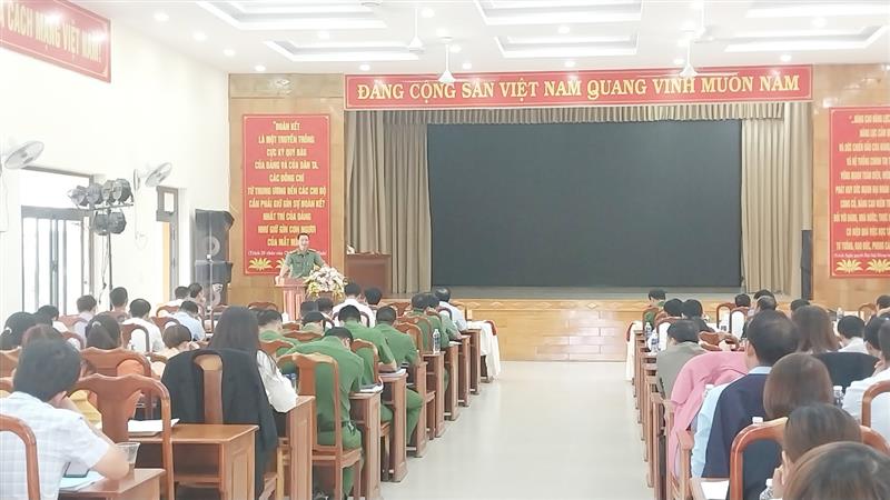 đồng chí Đại úy Đinh Quyết Chiến - Phòng PA03, Công an tỉnh Lâm Đồng truyền đạt các nội dung liên quan đến công tác bảo vệ bí mật nhà nước.jpg