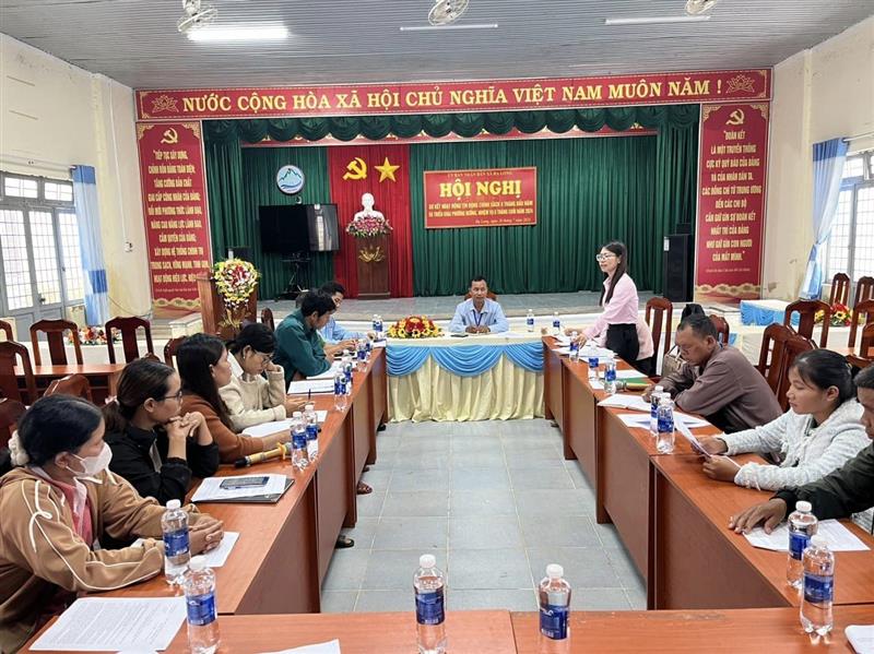 Đồng chí Giám Đốc Ngân hàng CSXH huyện phát biểu tại Hội nghị.jpg