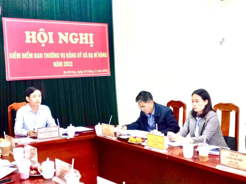 Đồng chí Lê ích Nghĩa - UVBTVHU, Trưởng Ban Tổ chức Huyện ủy và đại diện lãnh đạo các ban xây dựng đảng dự và chỉ đạo Hội nghị kiểm điểm tại Đảng bộ xã Đạ M’Rông