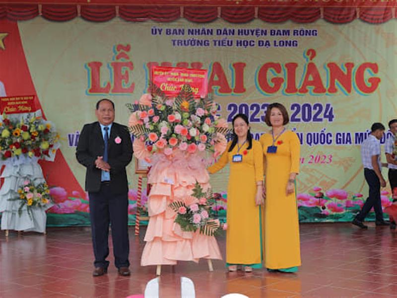 Đồng chí Liêng Hót Ha Hai trao hoa chúc mừng nhà trường
