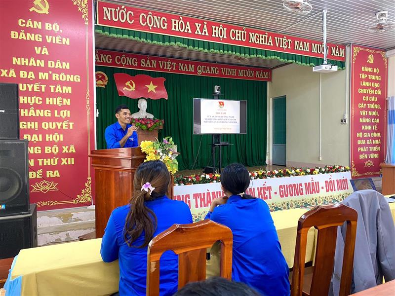 Đồng chí Ndu Ha Bin tư vấn cho các đoàn viên.jpg